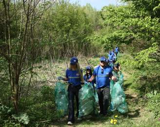 Разом до чистоти - весняна толока на березі річки Уж